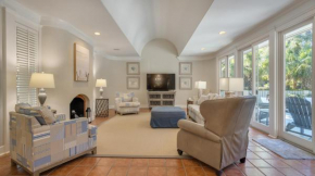 Sea Pines Family Villa, Walk to Beach, Private Pool andSpa